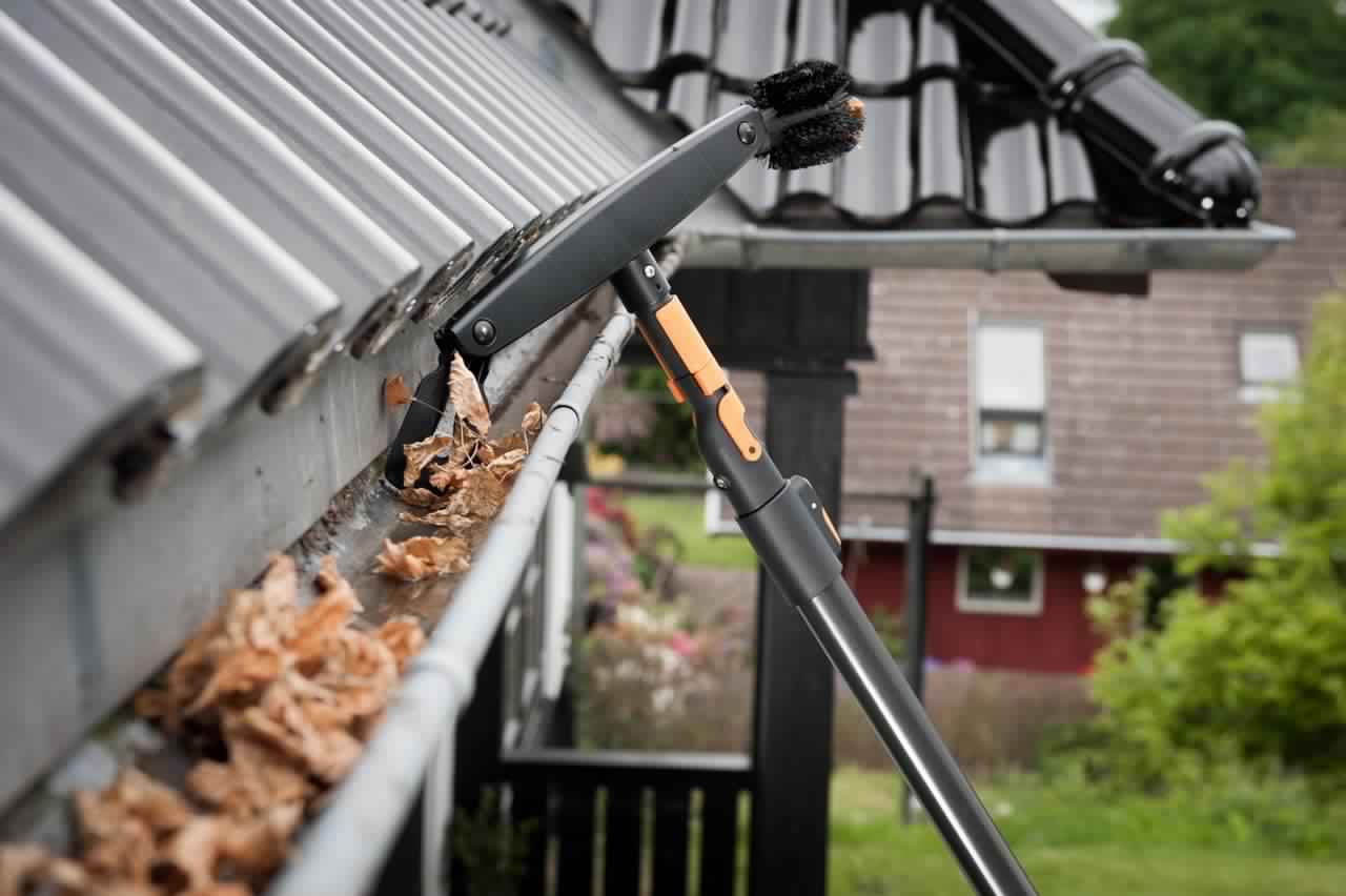 7 advantages of cleaning your gutters